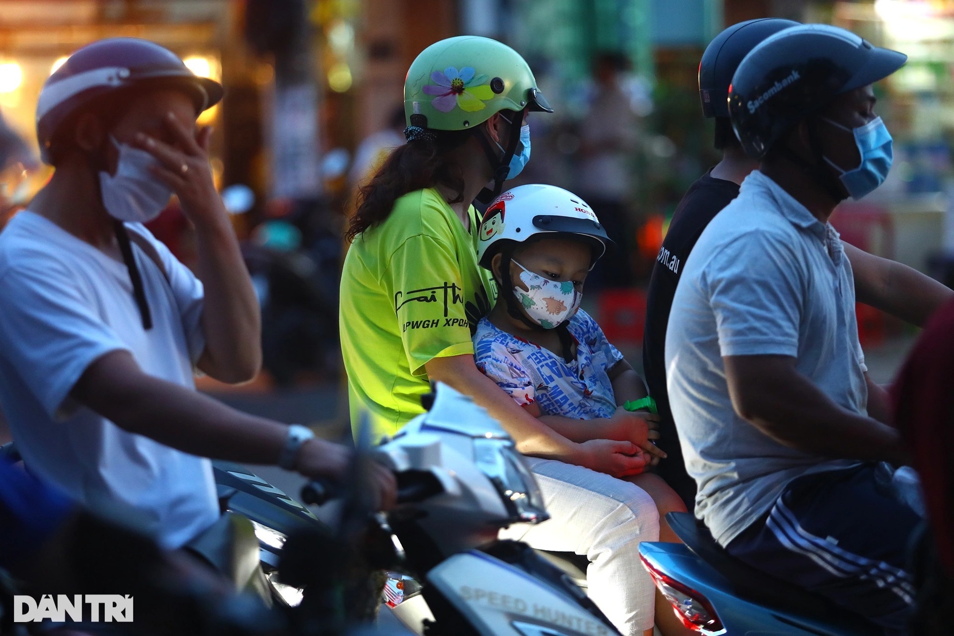 Đường từ Cần Giờ về trung tâm TPHCM: Ôtô tắc dài 2km trước phà Bình Khánh - 13 Đường từ Cần Giờ về trung tâm TPHCM: Ôtô tắc dài 2km trước phà Bình Khánh - 13