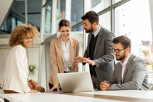 Sự thật về tranh cãi "nhân sự giỏi có đặc quyền, không cần tới văn phòng"