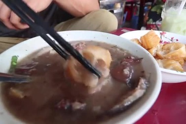 Khách Tây điển trai thử ăn cháo lòng bình dân của Việt Nam