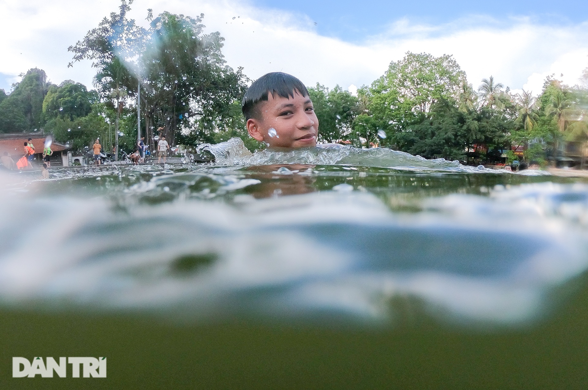 Hà Nội nắng nóng, trẻ nhỏ nhào lộn đã mắt ở hồ nước mát lạnh ven đô - 7 Hà Nội nắng nóng, trẻ nhỏ nhào lộn đã mắt ở hồ nước mát lạnh ven đô - 7