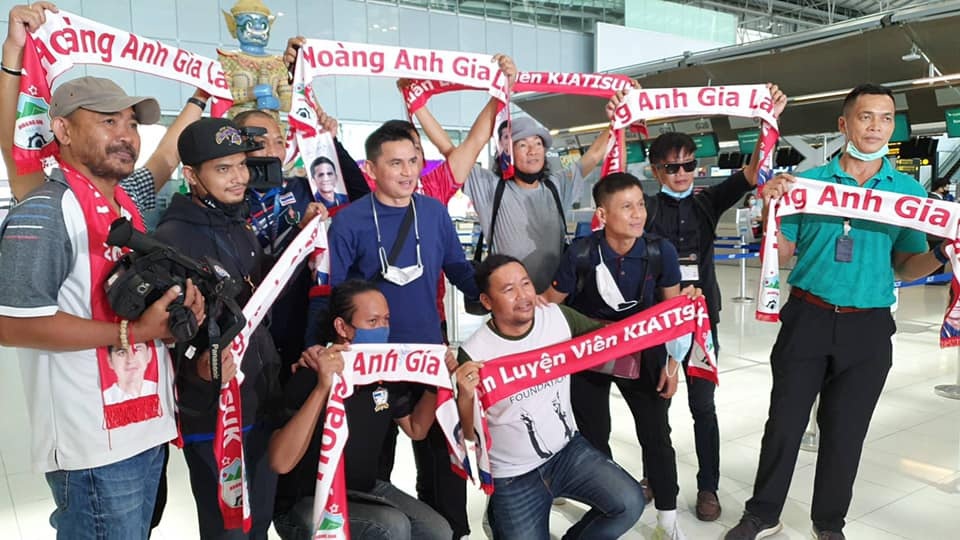 Người hâm mộ tiễn Kiatisuk rời Thái Lan sang Việt Nam dẫn dắt HA Gia Lai - 6 Người hâm mộ tiễn Kiatisuk rời Thái Lan sang Việt Nam dẫn dắt HA Gia Lai - 6