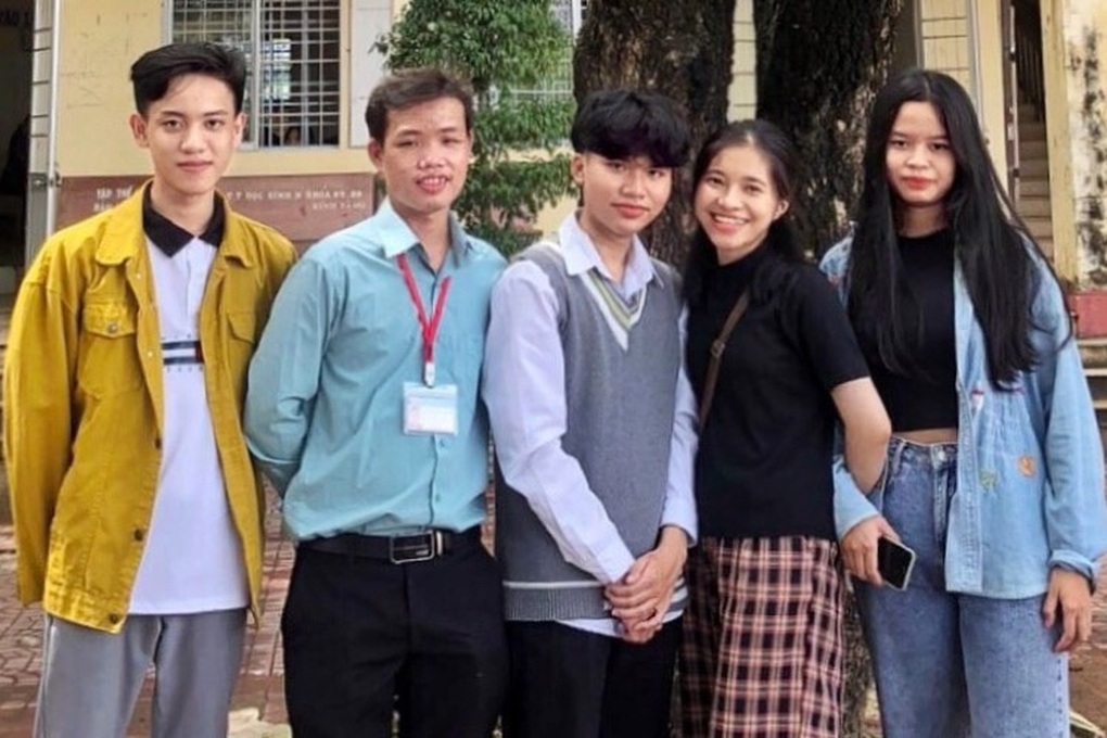 Nam sinh vừa là thủ khoa tốt nghiệp ở Cà Mau, vừa là á khoa khối D ở trường - 2 Nam sinh vừa là thủ khoa tốt nghiệp ở Cà Mau, vừa là á khoa khối D ở trường - 2