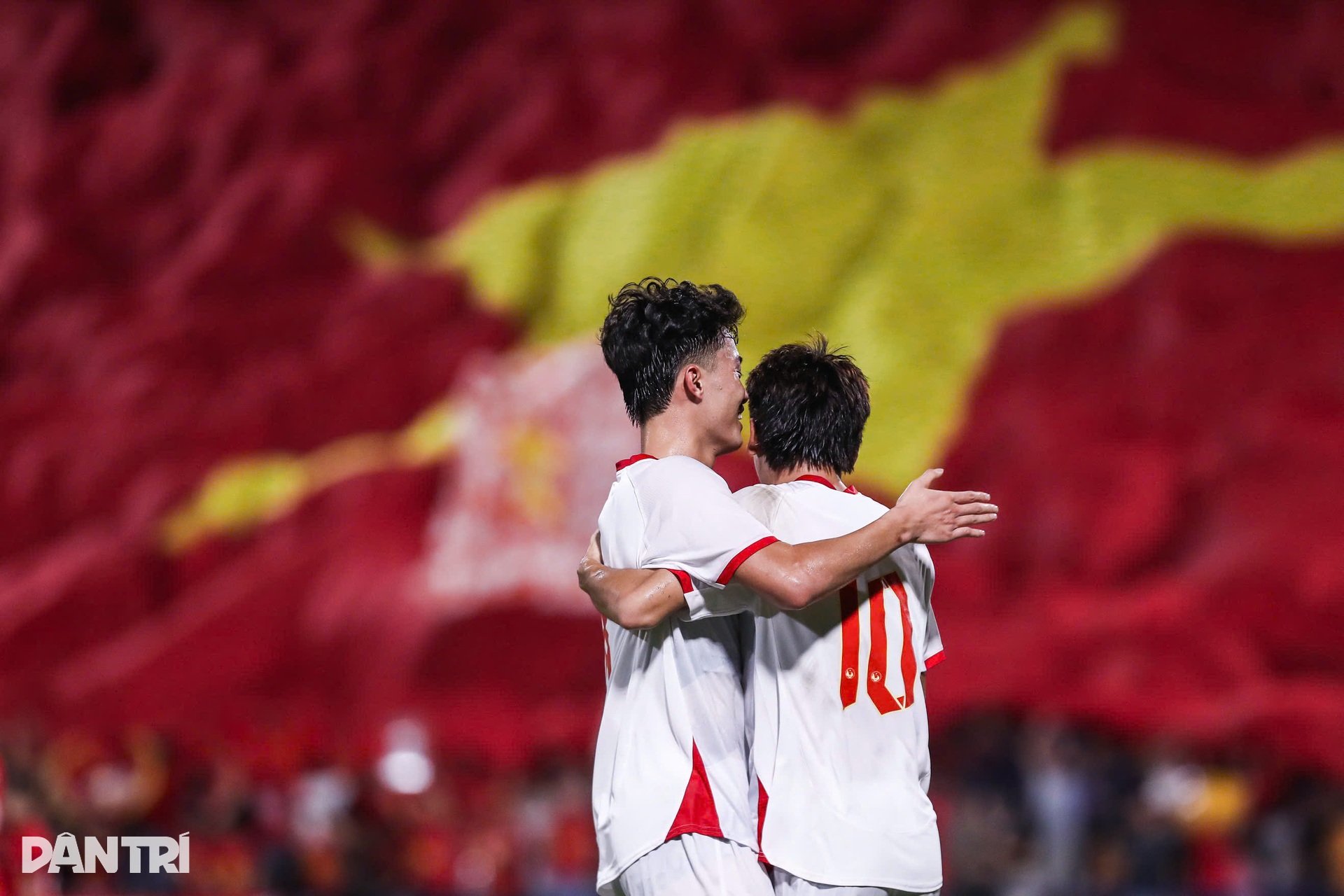 Màn trình diễn của Đình Bắc và Văn Trường trước U23 Singapore - 13 Màn trình diễn của Đình Bắc và Văn Trường trước U23 Singapore - 13