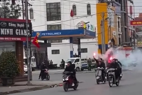 ផ្ទៀងផ្ទាត់ក្រុមយុវជនជិះម៉ូតូនិងភ្លើងបំភ្លឺតាមផ្លូវ - ១ Xác minh nhóm thanh niên đi xe máy, đốt pháo sáng trên đường - 1