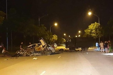 Hai ô tô biển xanh va chạm kinh hoàng, xe con bị "vò nát"