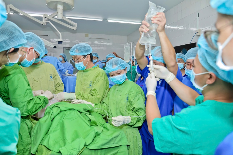 Đêm trắng không ngủ và cuộc chạy đua ghép tạng cứu 7 người ở 3 miền Tổ quốc - 9 Đêm trắng không ngủ và cuộc chạy đua ghép tạng cứu 7 người ở 3 miền Tổ quốc - 9