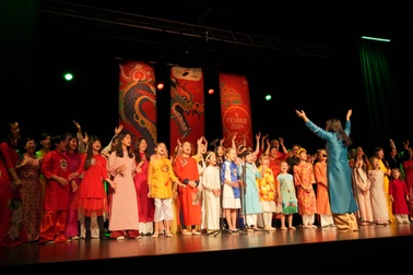 Tết Việt ở thành phố Lorient thu hút hơn 1.000 người Pháp tham gia