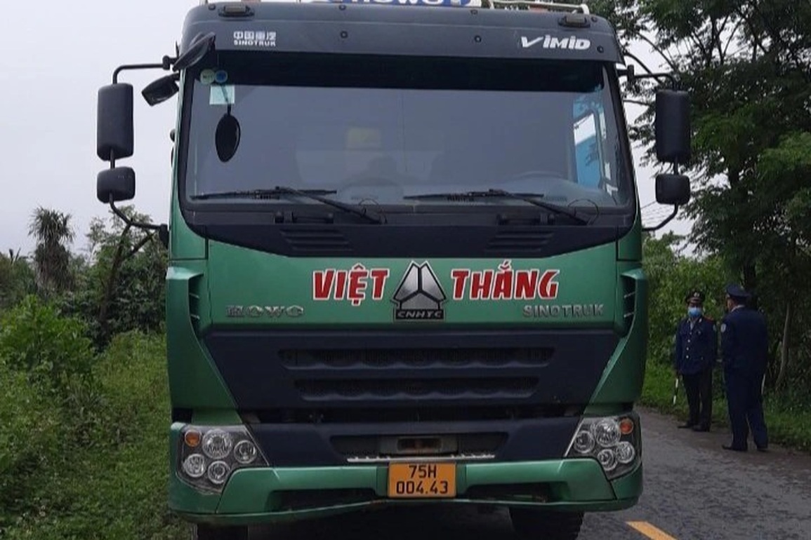 Bị phạt gần nửa tỷ đồng, tước giấy phép lái xe vì chở quá tải - 1 Bị phạt gần nửa tỷ đồng, tước giấy phép lái xe vì chở quá tải - 1