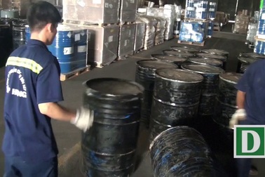 Hơn 1,3 tấn ngà voi trong 14 thùng phuy nhựa đường