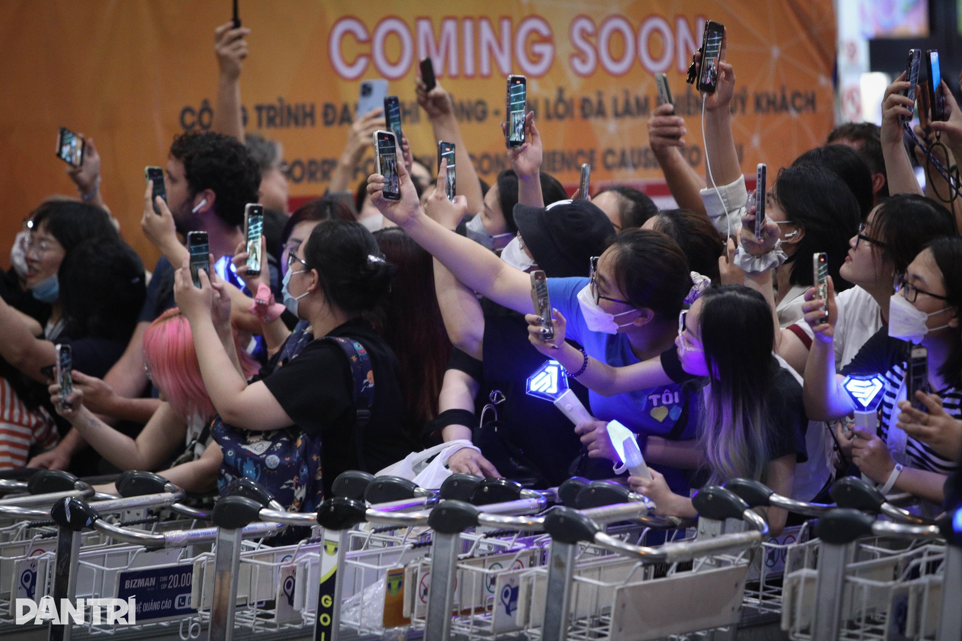 Hàng trăm fan xếp hàng dài ở sân bay chờ đón Super Junior đến Việt Nam - 8 Hàng trăm fan xếp hàng dài ở sân bay chờ đón Super Junior đến Việt Nam - 8