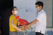Người dân Đà Nẵng "ở yên", gạo, cá, rau được trao tặng đến tận nhà