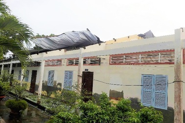 Lốc xoáy thổi bay mái nhà dân và trường học