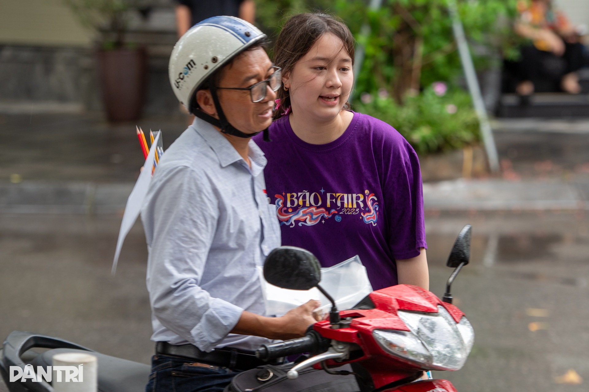 Sĩ tử Hà Nội tranh thủ ôn chớp nhoáng trước giờ thi ngữ văn tốt nghiệp THPT - 3 Sĩ tử Hà Nội tranh thủ ôn chớp nhoáng trước giờ thi ngữ văn tốt nghiệp THPT - 3
