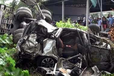 Vụ 2 ô tô rơi khỏi cầu: Do xe cẩu mất phanh, tuột dốc?