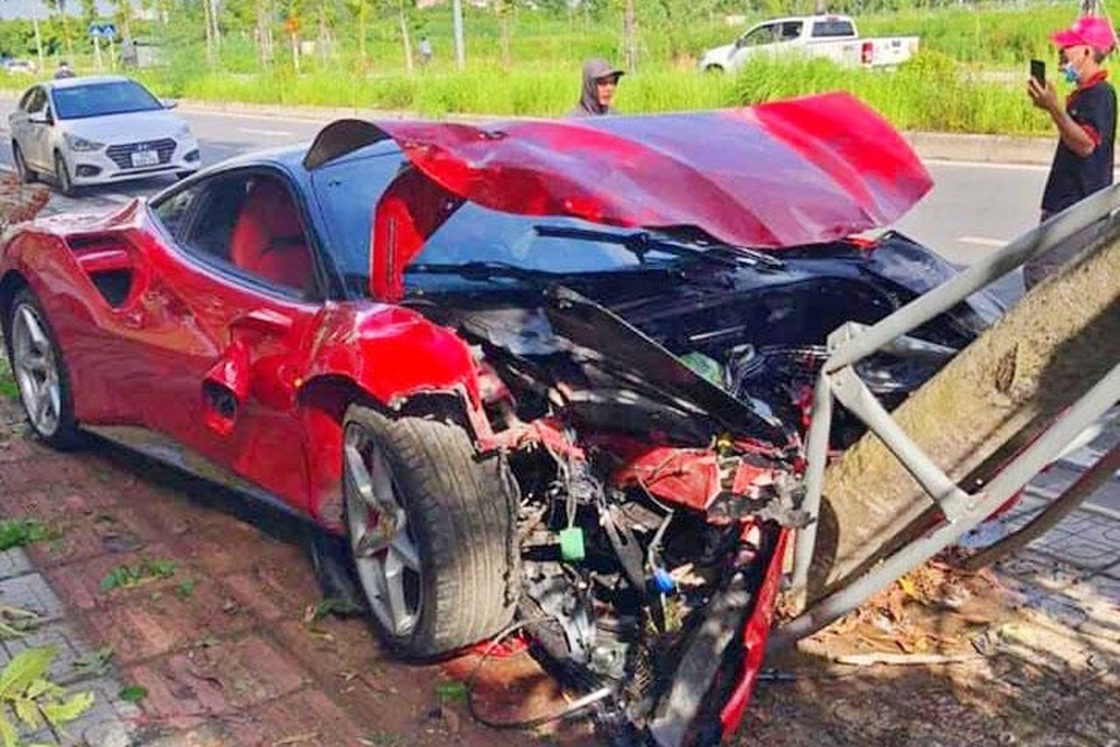 Siêu xe Ferrari 488 tông đổ cây xanh trên phố Hà Nội, vỡ toác đầu - 1 Siêu xe Ferrari 488 tông đổ cây xanh trên phố Hà Nội, vỡ toác đầu - 1