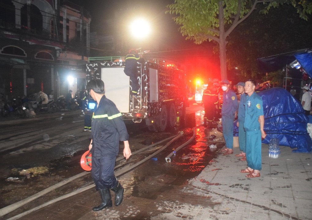 Chợ lớn ở Bình Định cháy to ngày giáp Tết - 2 Chợ lớn ở Bình Định cháy to ngày giáp Tết - 2