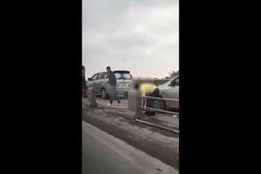 Tài xế đi sai làn đường thi nhau phá dải phân cách để trốn Cảnh sát giao thông