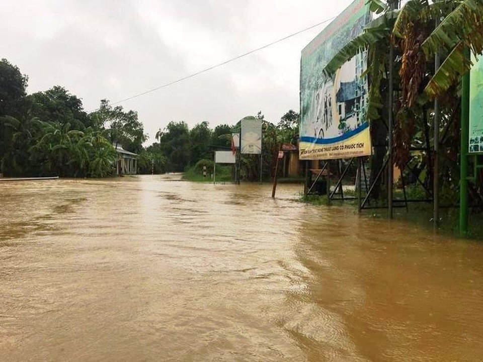 “Rốn” lũ Phong Điền nước dâng nhanh, ngập đến nửa nhà dân - 5 “Rốn” lũ Phong Điền nước dâng nhanh, ngập đến nửa nhà dân - 5