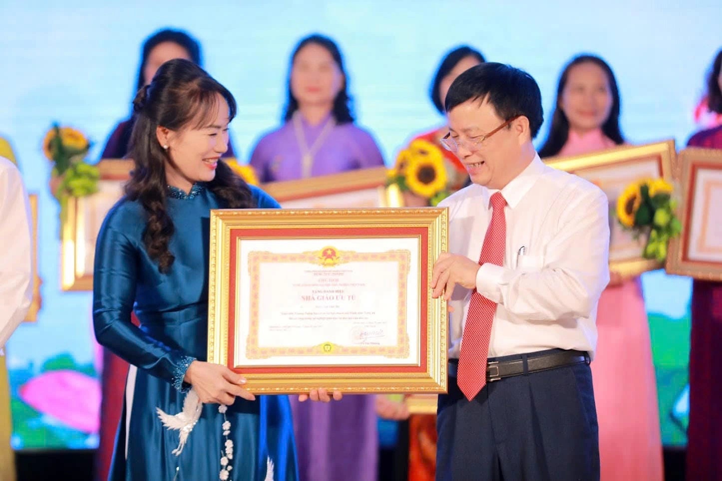 64 de profesori din Nghe An au primit titlul de Profesor Excelent - 2 64 giáo viên xứ Nghệ được phong tặng danh hiệu Nhà giáo ưu tú - 2