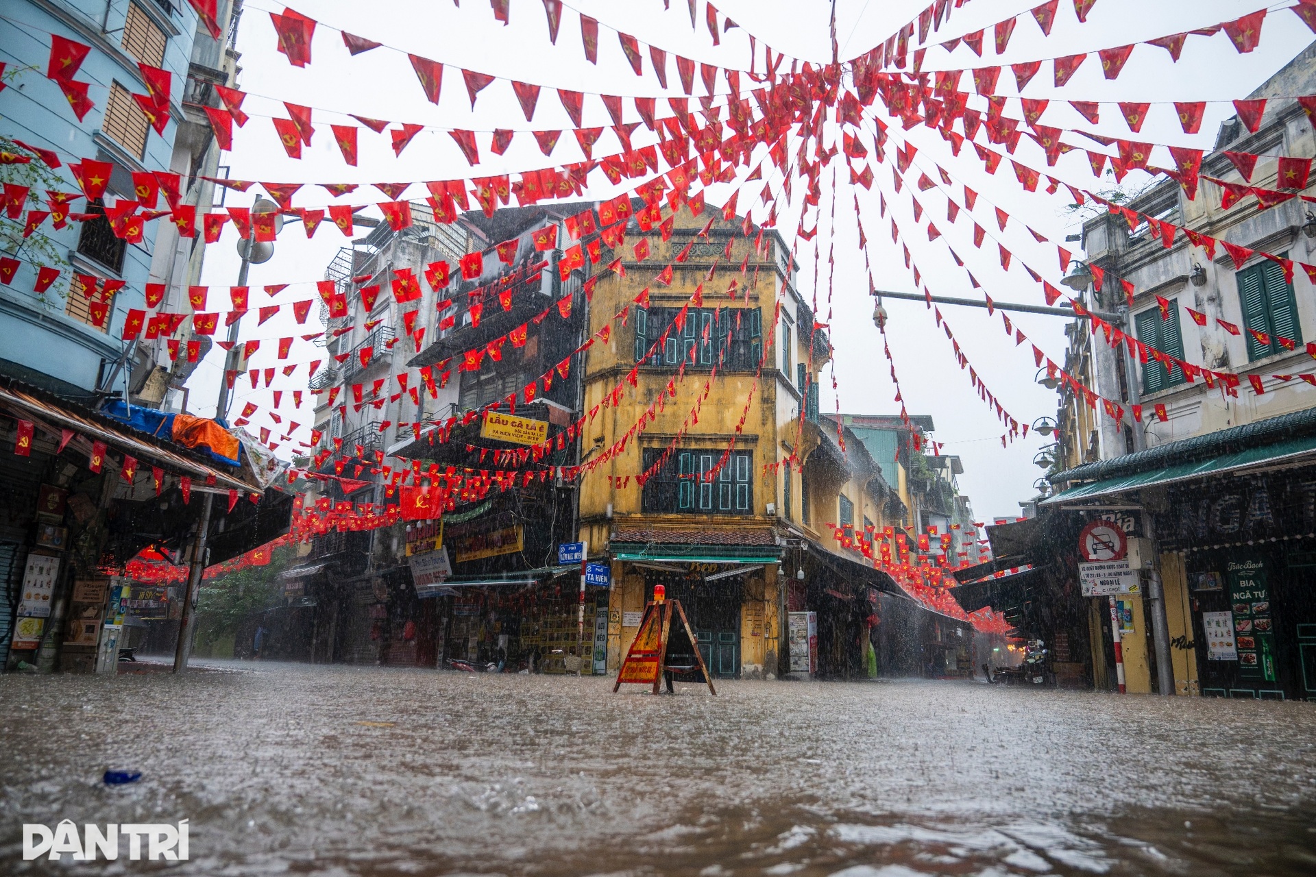 Nhiều tuyến phố cổ Hà Nội ngập sâu chưa từng thấy - 13 Nhiều tuyến phố cổ Hà Nội ngập sâu chưa từng thấy - 13