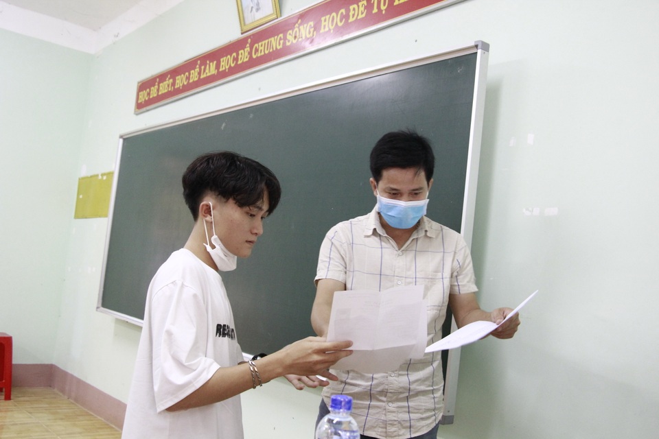 Nghiêm ngặt kiểm tra thí sinh vào làm thủ tục dự thi tốt nghiệp THPT 2020 - 33 Nghiêm ngặt kiểm tra thí sinh vào làm thủ tục dự thi tốt nghiệp THPT 2020 - 33