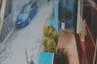 Mở cửa ô tô bất cẩn hất người đi xe máy ngã nhào