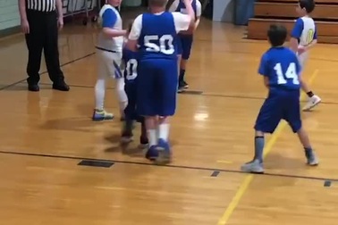 Một hành động đầy nghĩa hiệp của các cậu bé trong trận đấu bóng rổ