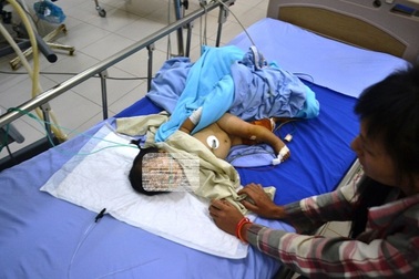 Vụ chú 3 tuổi nghịch súng: Cháu 9 tháng tuổi được cứu sống