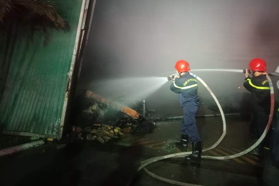 Cháy lớn hơn 3 tiếng thiêu rụi hàng nghìn mét vuông nhà xưởng - 5 Cháy lớn hơn 3 tiếng thiêu rụi hàng nghìn mét vuông nhà xưởng - 5
