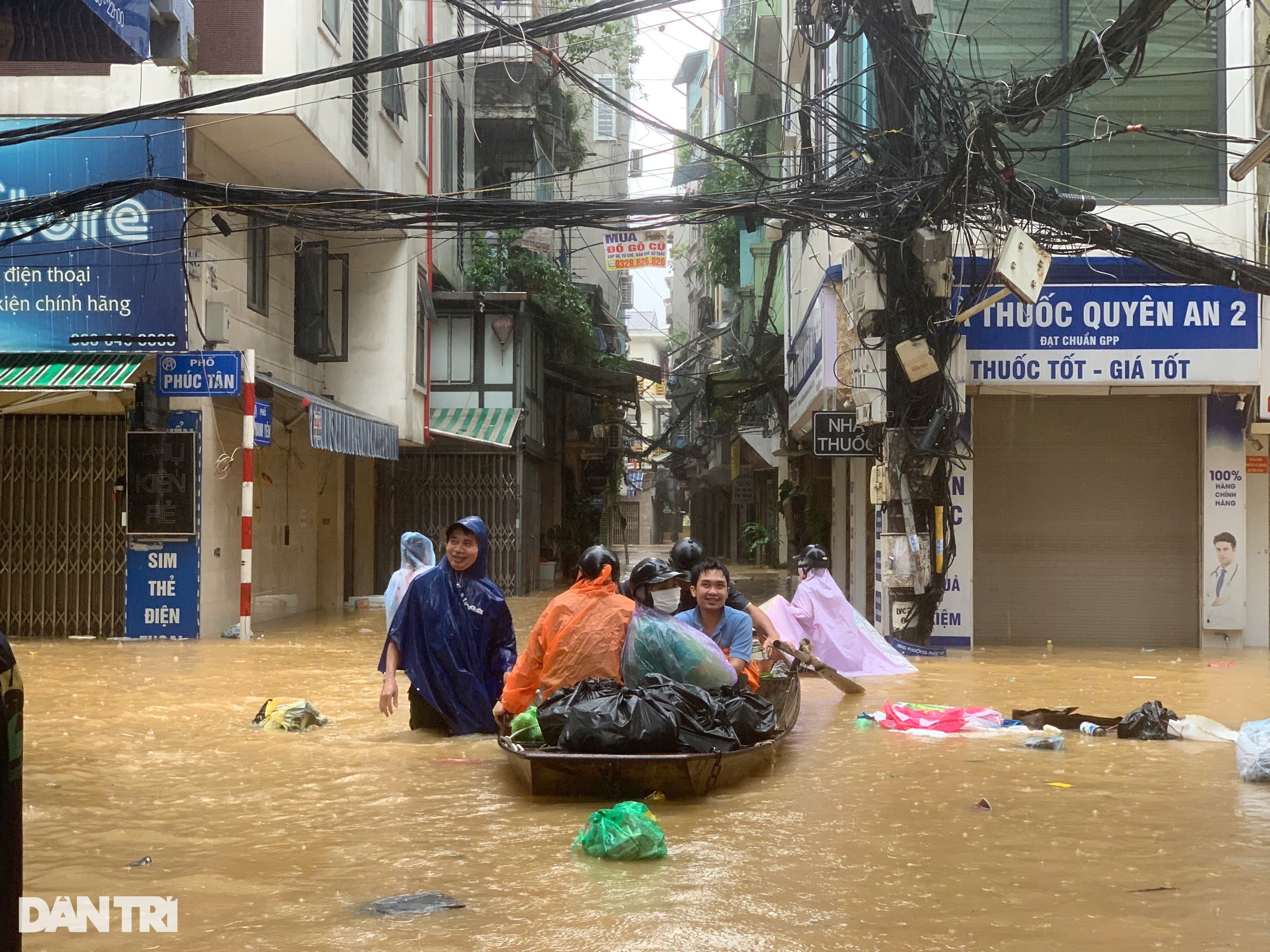 Nước và rác trôi khắp nơi trong phố Phúc Tân (Ảnh: Hoàng Hồng).