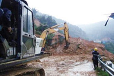 Quốc lộ 1A vẫn tắc