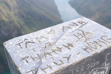 Dân phượt bức xúc vì đèo Mã Pí Lèng nổi tiếng Hà Giang bị vẽ bậy