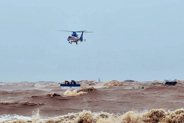 Bộ Quốc phòng điều trực thăng tìm kiếm 8 ngư dân mất tích trên biển