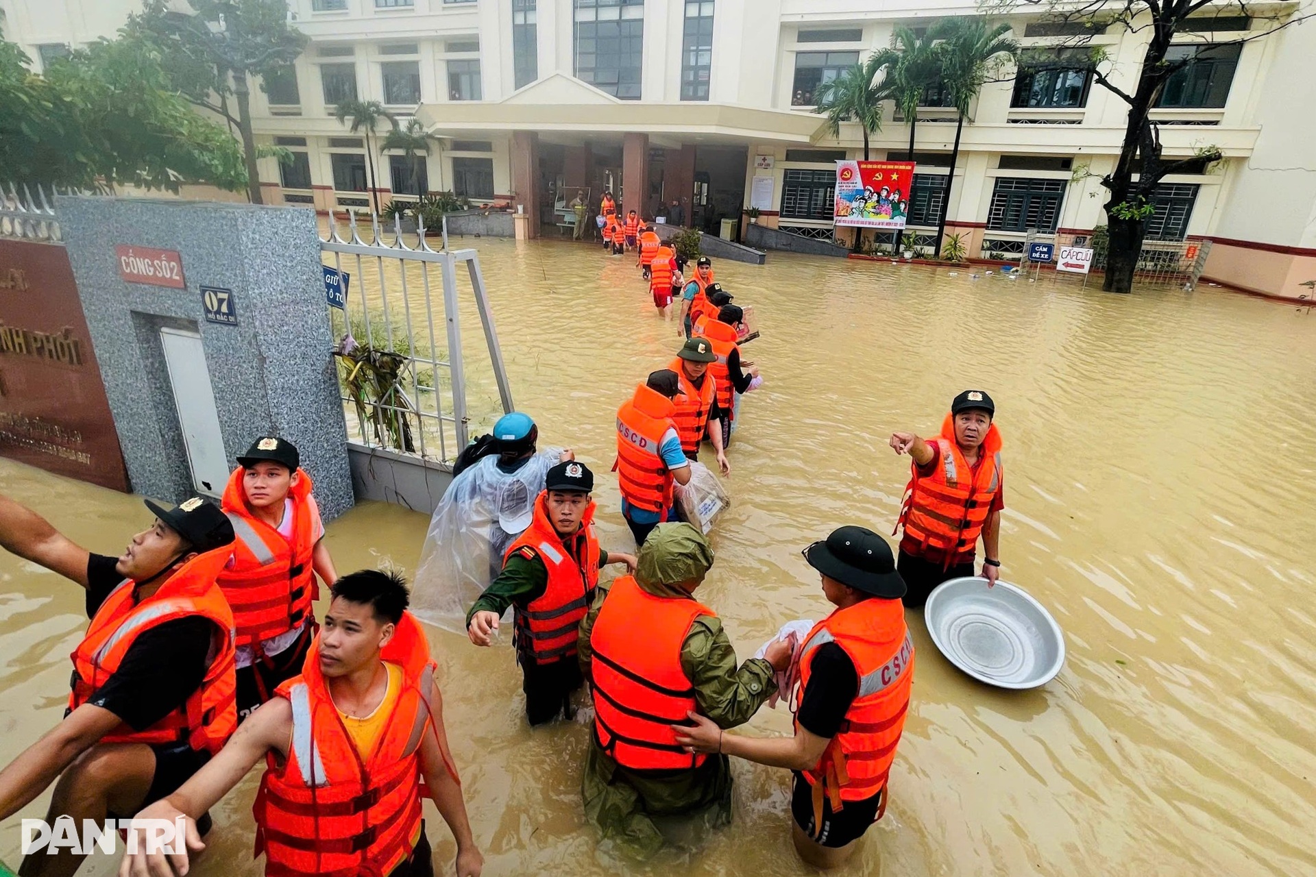 Nước dâng cao, lực lượng chức năng căng mình cứu dân trong lũ - 2 Nước dâng cao, lực lượng chức năng căng mình cứu dân trong lũ - 2