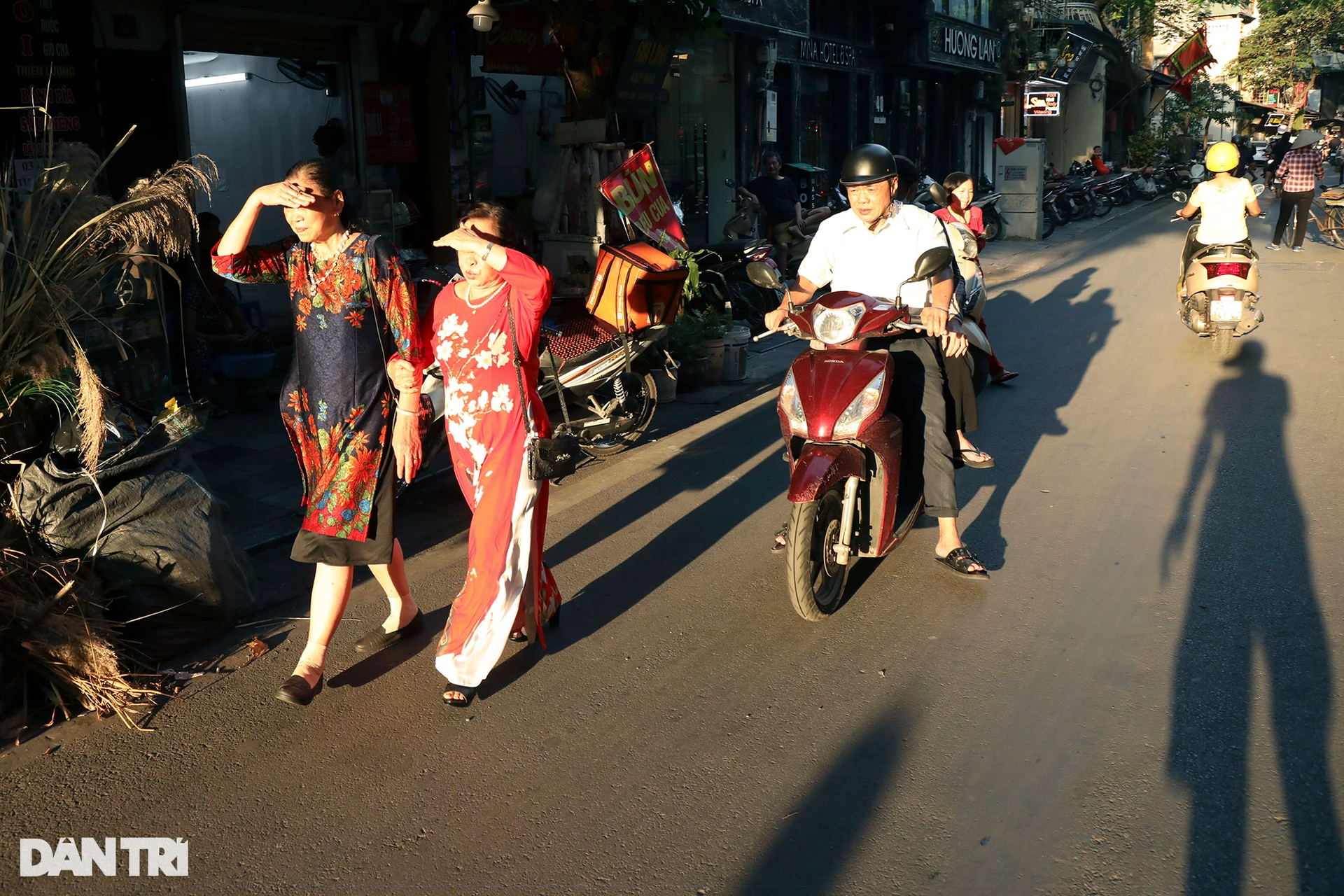 Nhịp sống sôi động của Hà Nội dưới nắng vàng cuối thu - 10 Nhịp sống sôi động của Hà Nội dưới nắng vàng cuối thu - 10