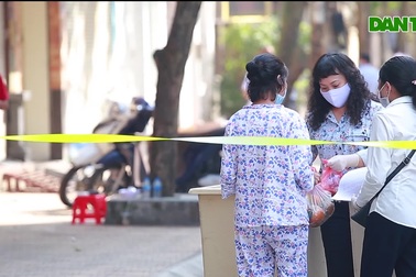 Người dân phố Trúc Bạch bị cách ly được tiếp nhu yếu phẩm như thế nào?