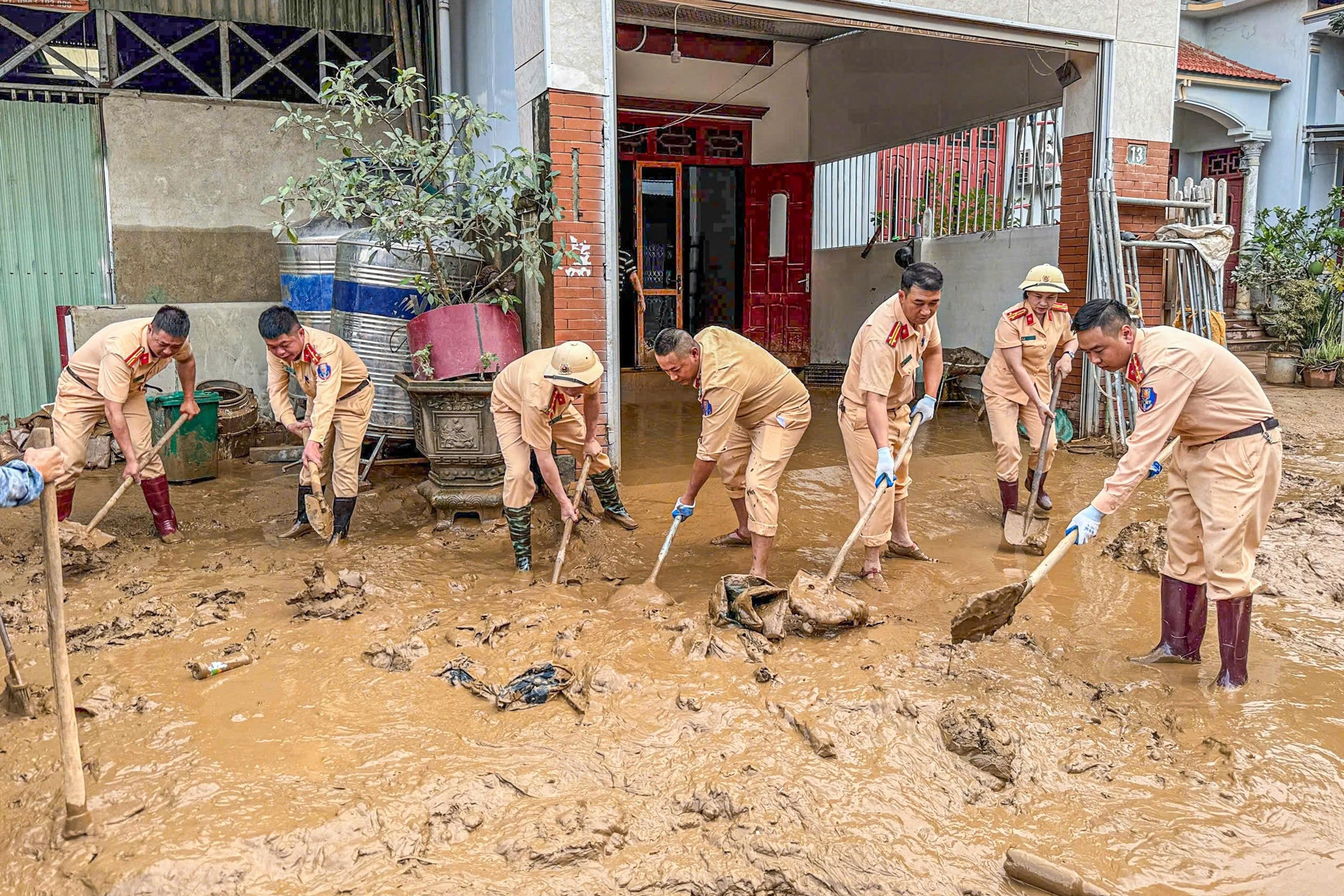 Hình ảnh Công an Sơn La oằn mình giúp dân giữa dòng lũ dữ - 8