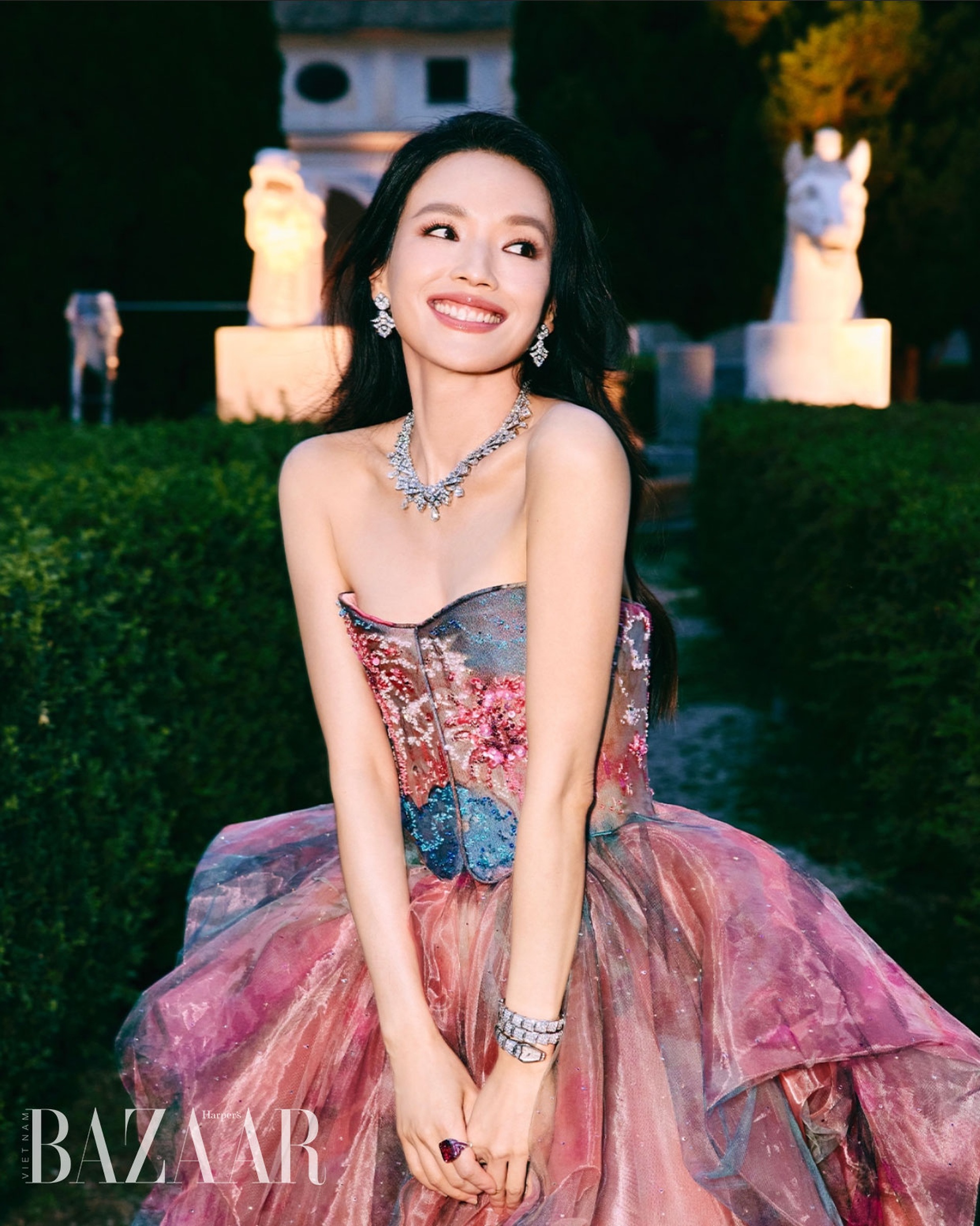 Thư Kỳ khoe vẻ đẹp khí chất, được khen là nữ hoàng thảm đỏ tại LHP Cannes - 11 Thư Kỳ khoe vẻ đẹp khí chất, được khen là nữ hoàng thảm đỏ tại LHP Cannes - 11