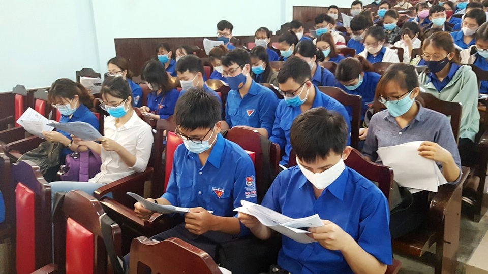 Hàng trăm SV tình nguyện góp sức vào chiến dịch phòng, chống dịch Covid-19 - 5 Hàng trăm SV tình nguyện góp sức vào chiến dịch phòng, chống dịch Covid-19 - 5