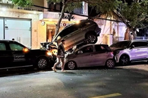 Hai ô tô xếp chồng lên nhau sau vụ tai nạn liên hoàn