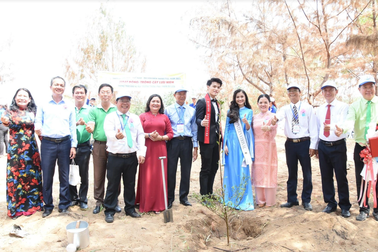 Hoa hậu Thanh Hà và người mẫu Quốc Bảo chung tay quảng bá du lịch biển