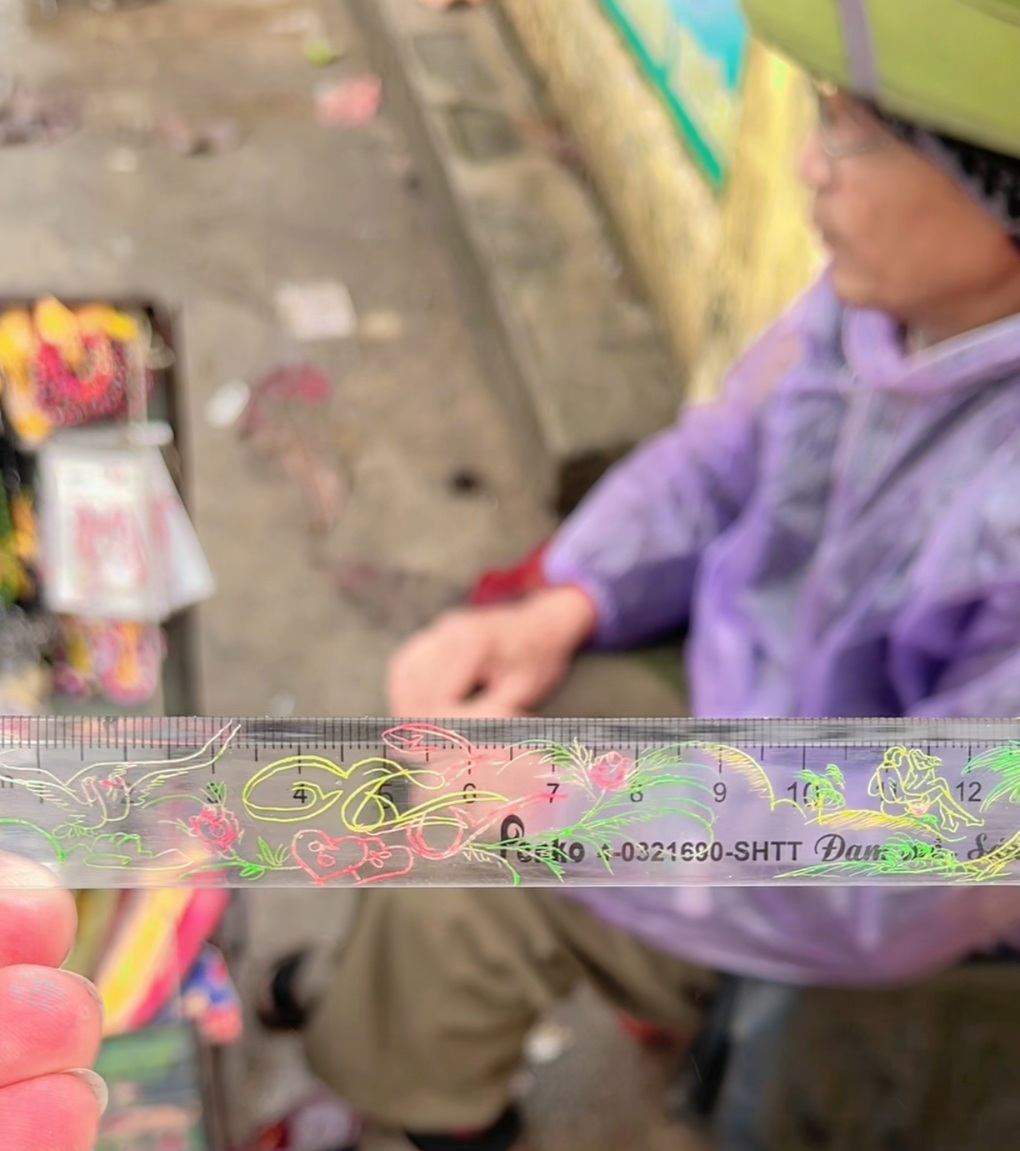 Cụ ông bán thước kẻ khắc tay ở Nam Định khiến triệu người xúc động - 1 Cụ ông bán thước kẻ khắc tay ở Nam Định khiến triệu người xúc động - 1