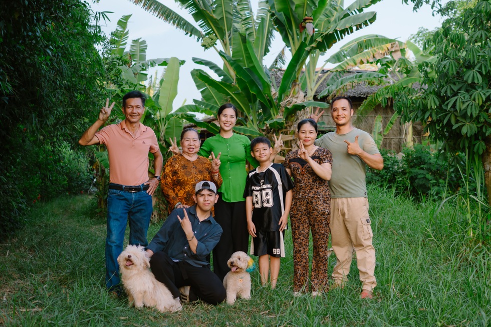 Từng đội vương miện 1,5 tỷ, cô gái về quê bán cá khô hút triệu lượt xem - 8