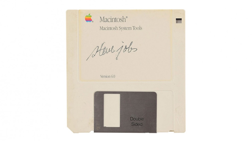Đĩa mềm có chữ ký chính chủ của CEO Steve Jobs trị giá hơn 250 triệu đồng - 1 Đĩa mềm có chữ ký chính chủ của CEO Steve Jobs trị giá hơn 250 triệu đồng - 1
