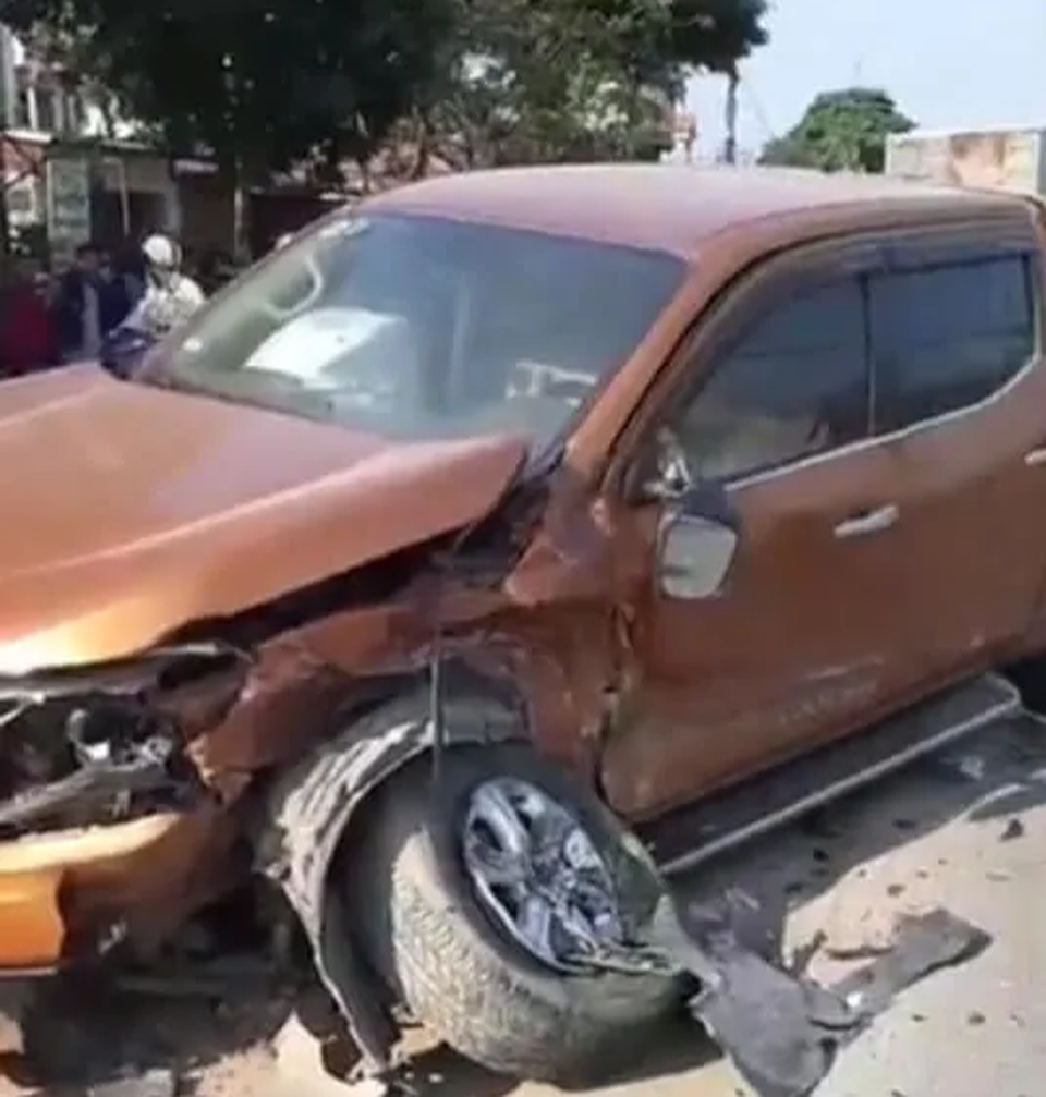 Hà Nội: Xe sang Range Rover nát bét đầu sau cú va chạm liên hoàn - 4 Hà Nội: Xe sang Range Rover nát bét đầu sau cú va chạm liên hoàn - 4