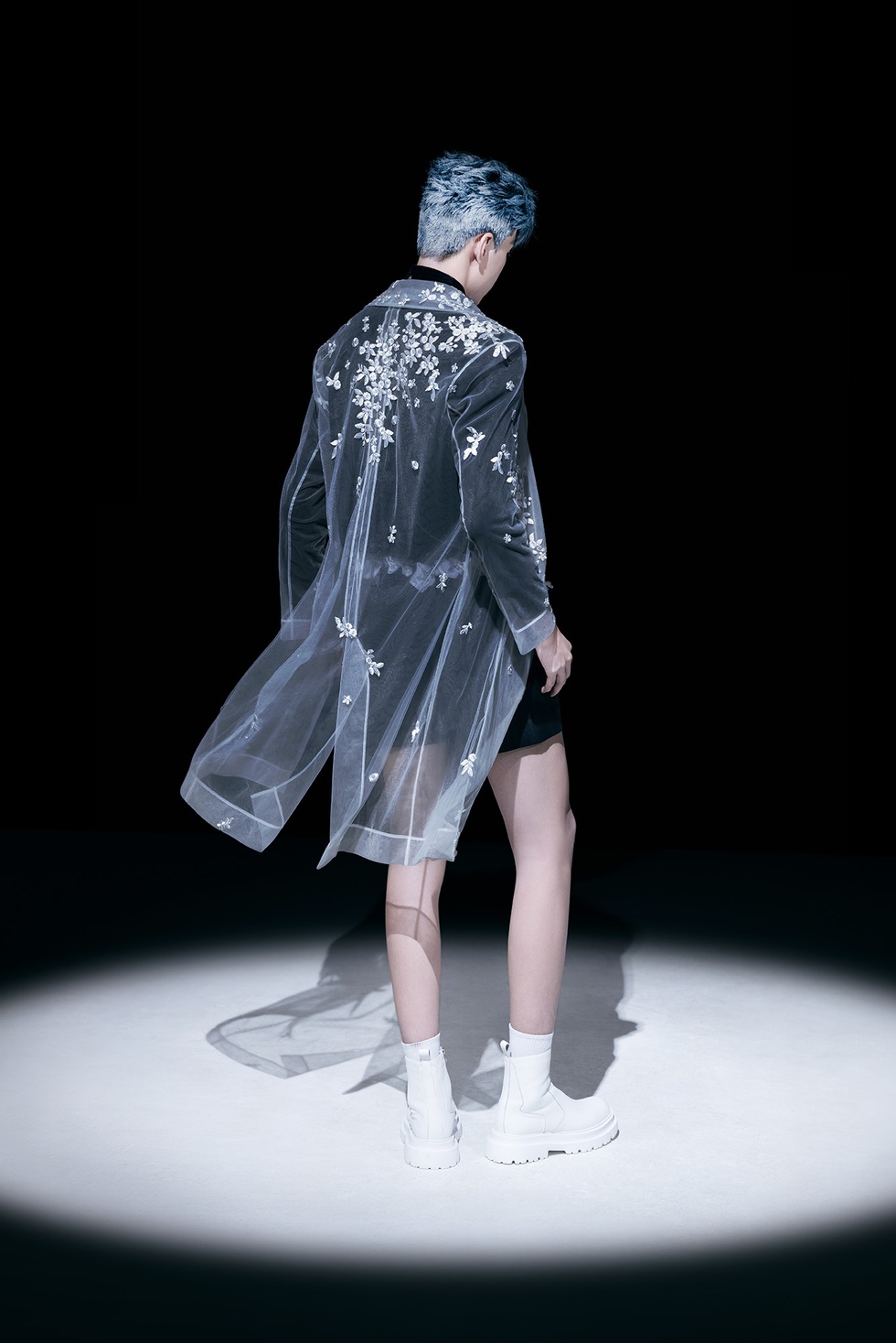 Tranh cãi về việc đàn ông thời nay mặc đồ xuyên thấu, phụ nữ đeo cà vạt - 2 Tranh cãi về việc đàn ông thời nay mặc đồ xuyên thấu, phụ nữ đeo cà vạt - 2