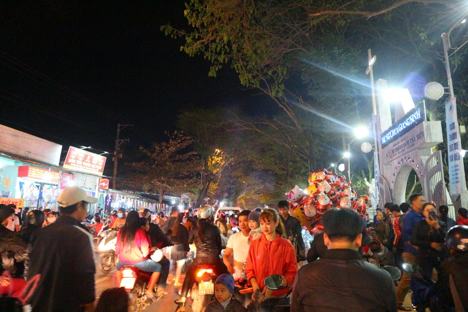 Hội An: Người dân xuống đường đón Giáng sinh Hội An: Người dân xuống đường đón Giáng sinh