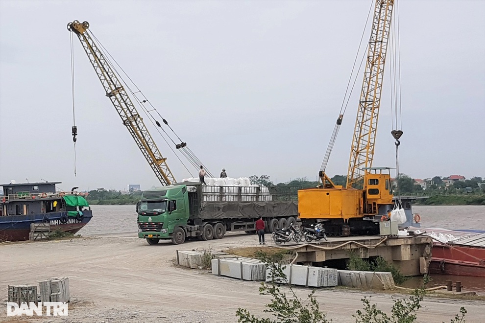 Ninh Bình: Doanh nghiệp, cá nhân đua nhau xâm chiếm hành lang bảo vệ đê - 6 Ninh Bình: Doanh nghiệp, cá nhân đua nhau xâm chiếm hành lang bảo vệ đê - 6