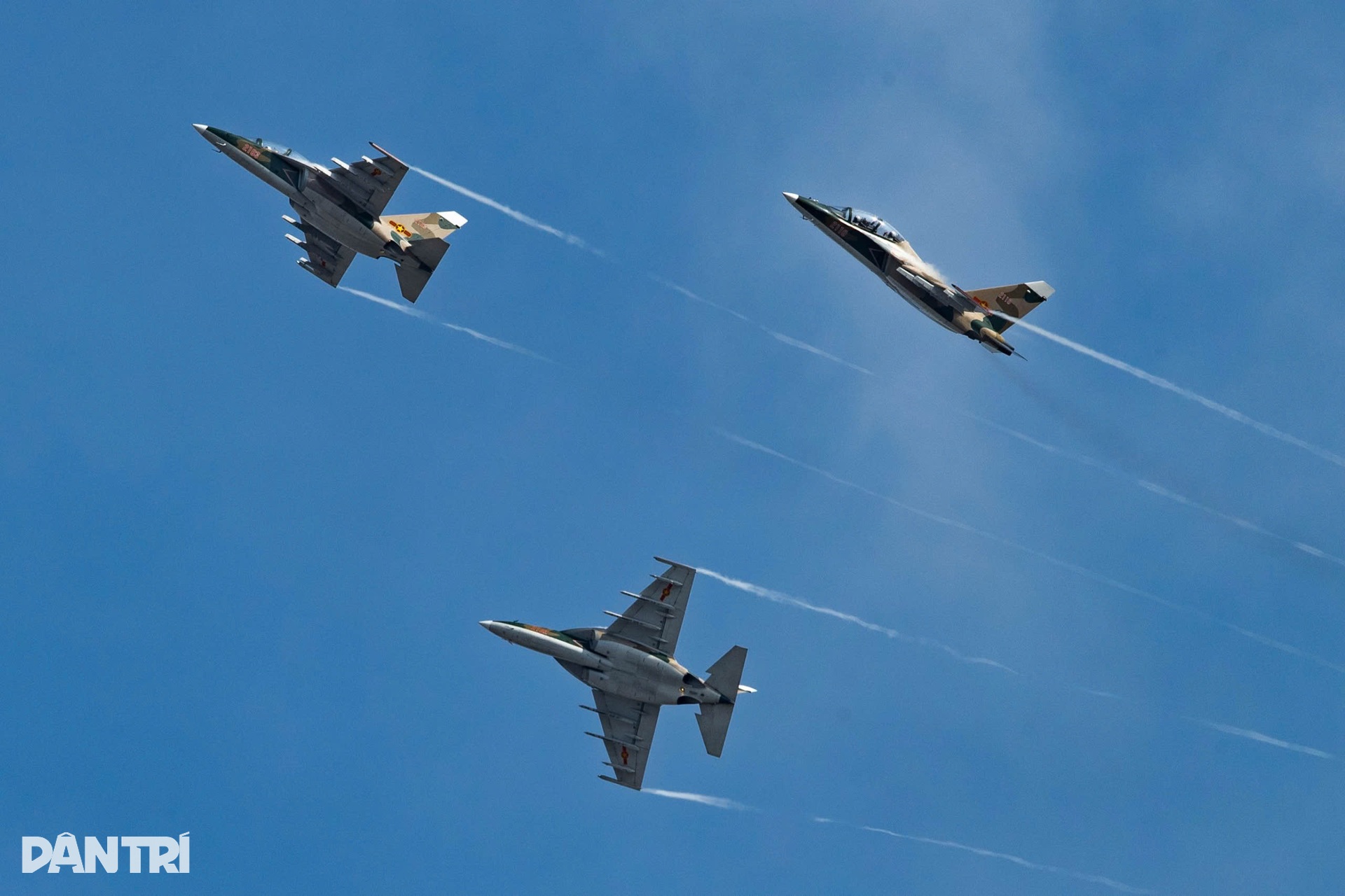 Hổ mang chúa SU-30MK2 bắn gần 200 quả đạn nhiễu rực sáng bầu trời TPHCM - 9 Hổ mang chúa SU-30MK2 bắn gần 200 quả đạn nhiễu rực sáng bầu trời TPHCM - 9
