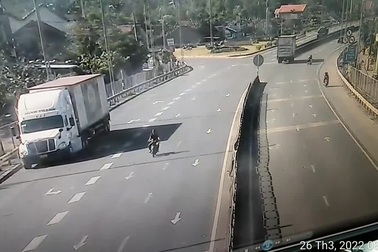 Tài xế ngủ gật, đâm xe tải vào dải phân cách khiến xe bị lật